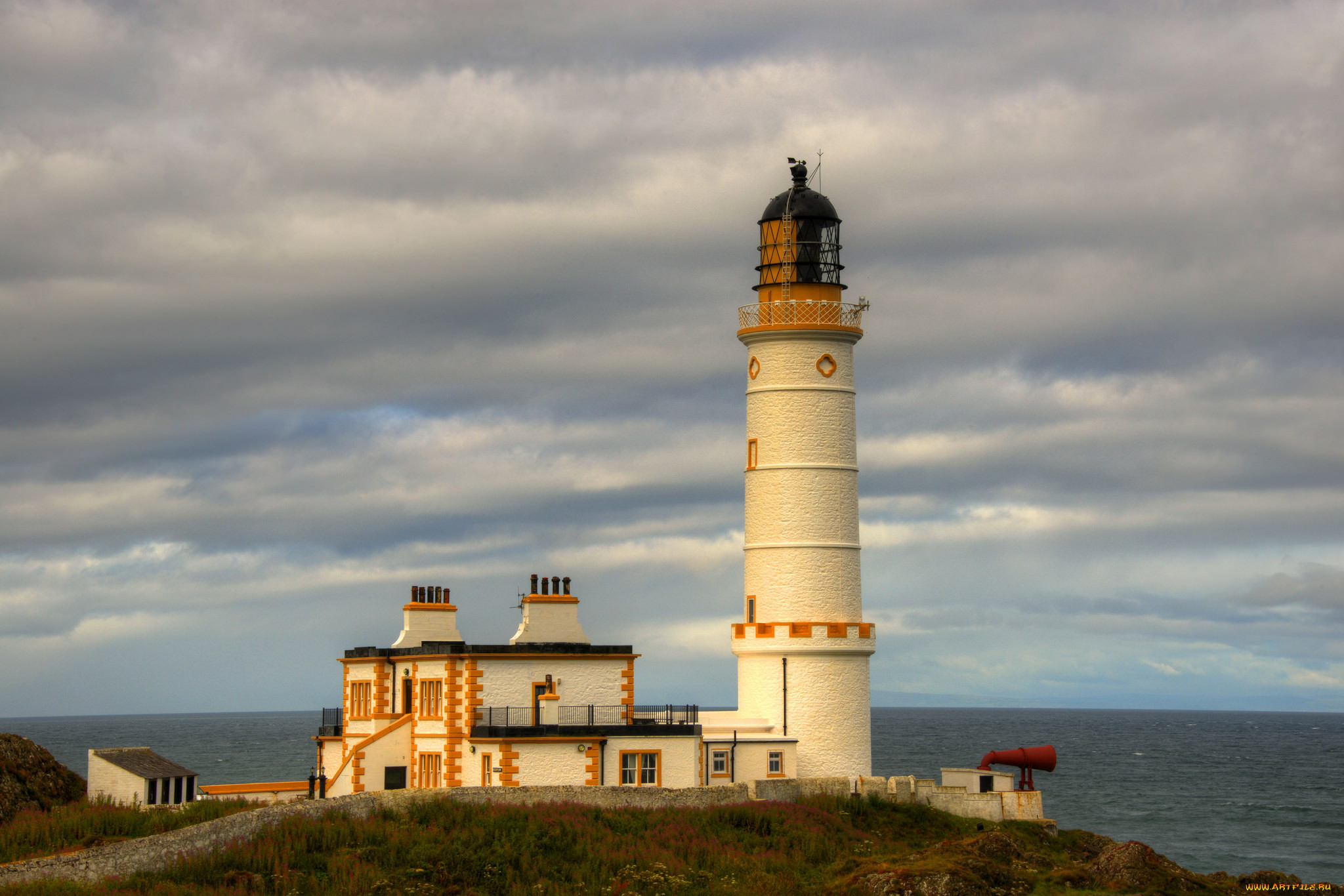 Старинный маяк с бронзовым бюстом. Шотландия Маяк Галлоуэй. Corsewall Lighthouse (Шотландия/Корсуолл). Маяк Лисмор Шотландия. Маяк Вайдагубский Маяк.